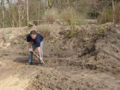 Foto genaue Arbeit am Schwimmteich Fam. Peters