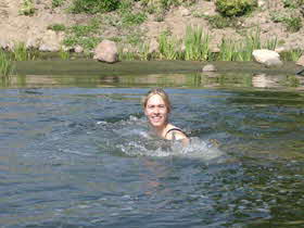 Baden im Schwimmteich Foto